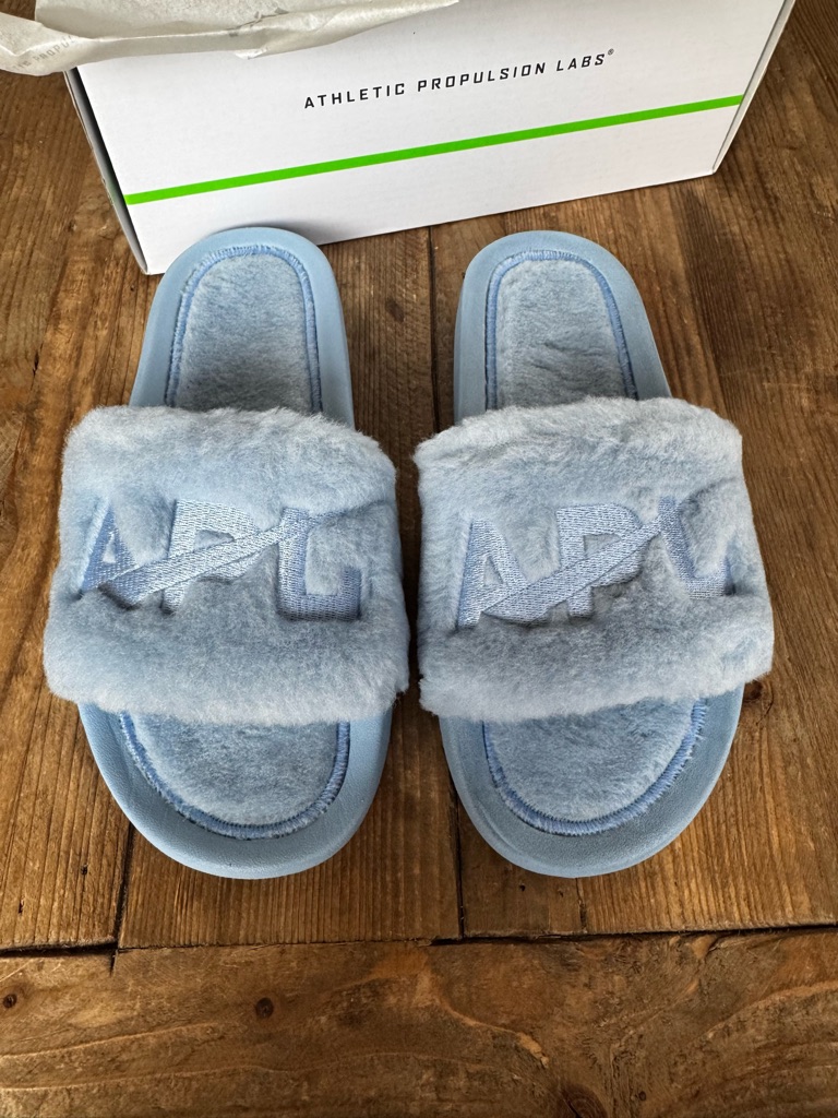 Apl Athletic Propulsion Labs Women's Shearling Slide, Ice Blue Size 7 $246